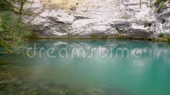 在阿布哈兹有绿松石水的蓝色湖泊快关门视频的预览图