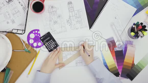 建筑师用尺子和铅笔绘制的俯视图视频的预览图
