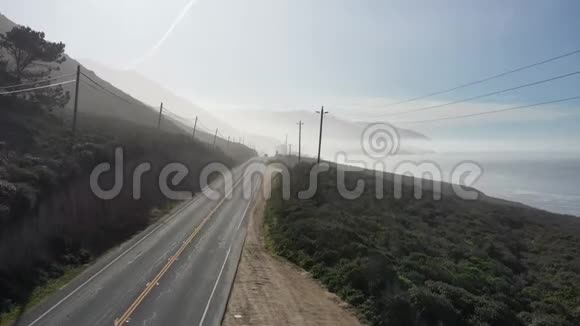 4k鸟瞰无人驾驶飞机射击公路太平洋海岸公路加利福尼亚美国大苏尔山海洋雾太阳视频的预览图