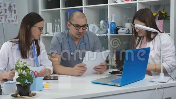 一组医生在讨论文件的时候进行协商视频的预览图