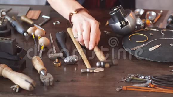 乱七八糟的珠宝商桌子修理材料的有用工具视频的预览图