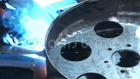 修理车间工作的专业焊工焊接金属刀片视频的预览图