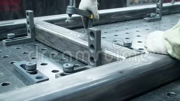 金属毛坯固定在专用机器上在金属加工车间工作视频的预览图