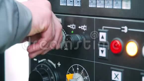 工程师在工业机器上旋转调节旋钮工程师视频的预览图