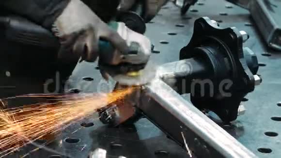 机械手使用金属磨床抛光金属表面明亮的闪光视频的预览图