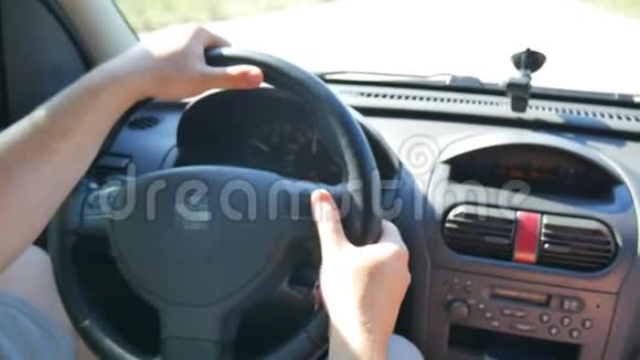 在公路上行驶的汽车的内部景观视频的预览图