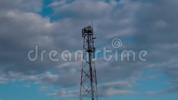 具有移动云和蓝天的延时视频通信塔延时镜头电话塔天线视频的预览图