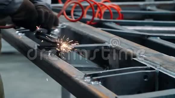 工厂钢结构用电轮磨削工人视频的预览图