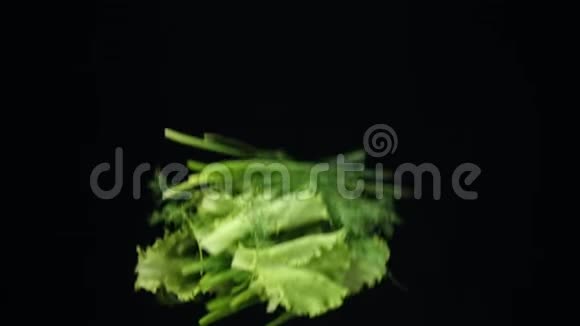 绿色蔬菜在缓慢运动中下降素食沙拉的成分烹饪美味健康的食物视频的预览图