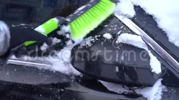 从车的侧面刷雪视频的预览图