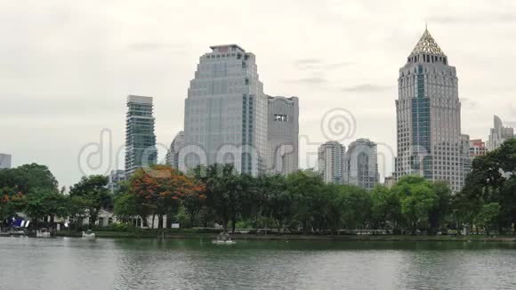 现代绿色大都市商业区高楼旁的一个大公园里的一个大湖视频的预览图
