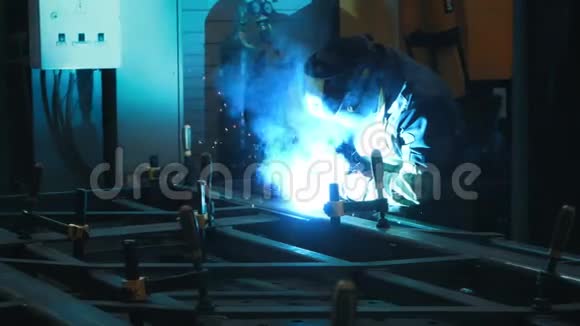 深色工业房金属焊接工艺车间金属钢结构视频的预览图