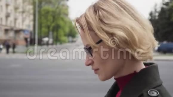 带着悲伤表情的女人在城市大街上行走视频的预览图