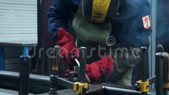 工业企业自体焊接工艺工业用钢焊工视频的预览图