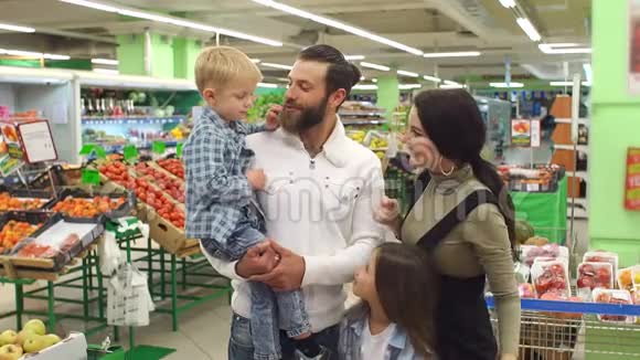超市里一个大幸福家庭的肖像购物和人的概念视频的预览图