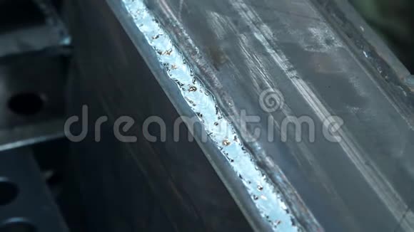 焊接影响后金属表面的封闭有焊接痕迹的铁视频的预览图