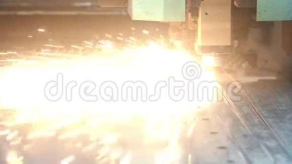 激光金属切削过程中产生的光亮火花散落金属加工过程视频的预览图