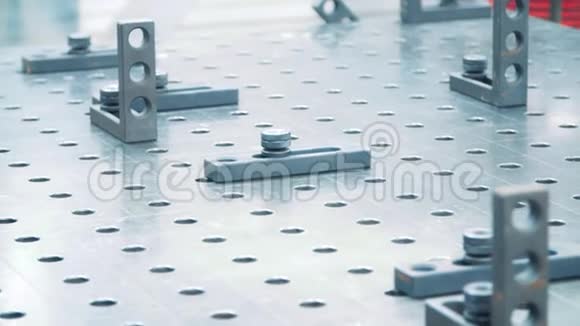 工业装置工作表面的紧固件带孔的金属板视频的预览图