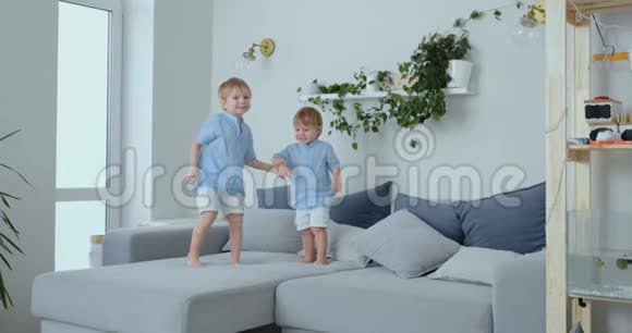 两个小男孩在沙发上跳着玩快乐欢笑和快乐视频的预览图