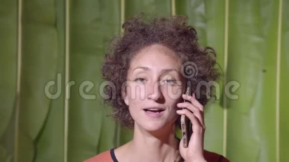 女人在电话里说话视频的预览图