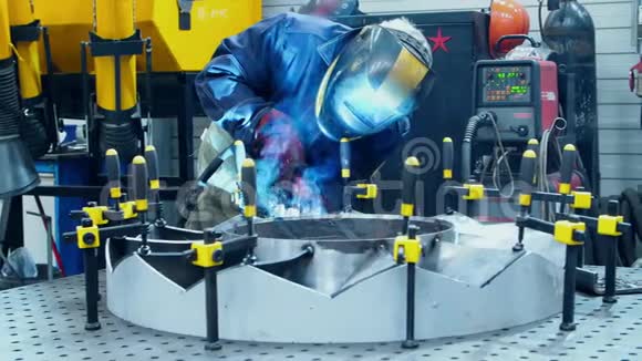 工业装置焊缝防护面罩制作工人焊接工艺视频的预览图