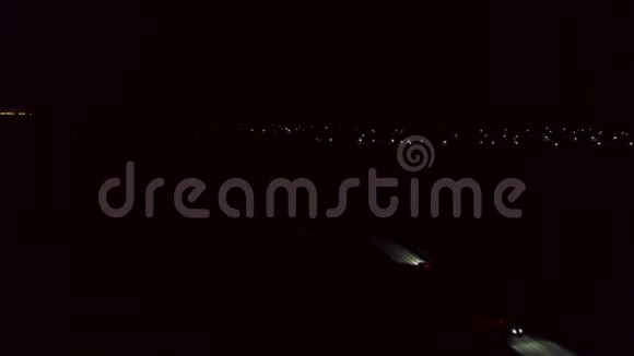 空中的孤独夜晚交通灯在黑暗的道路上冒险的概念库存录像汽车行驶的俯视图视频的预览图