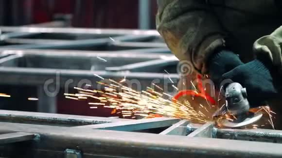 在工厂用角磨机打磨焊缝使用工业仪器视频的预览图