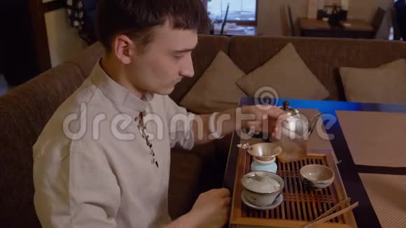 师傅按照日本传统在碗里倒热水冲茶视频的预览图