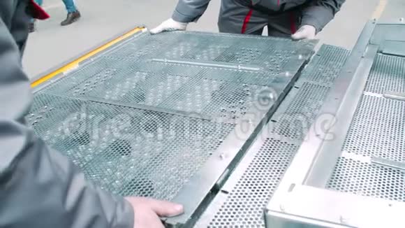 采用铝栅安装工业设备车间工人视频的预览图