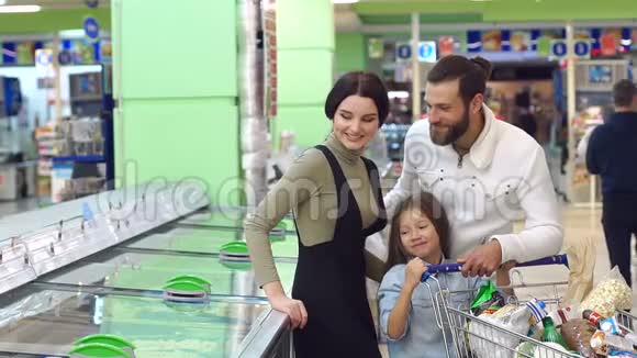 一个有孩子的小家庭在超市食品视频的预览图
