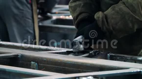 在车间用角磨机抛光金属表面的专业工人视频的预览图