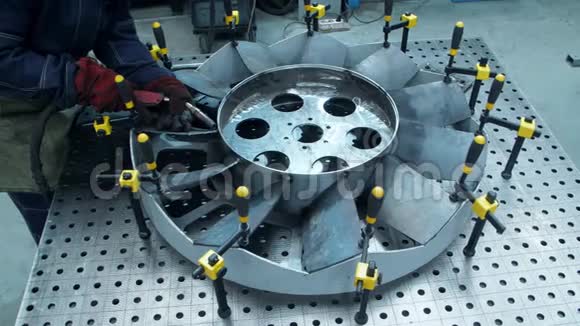 大风机通道叶片焊接工人生产电动机视频的预览图
