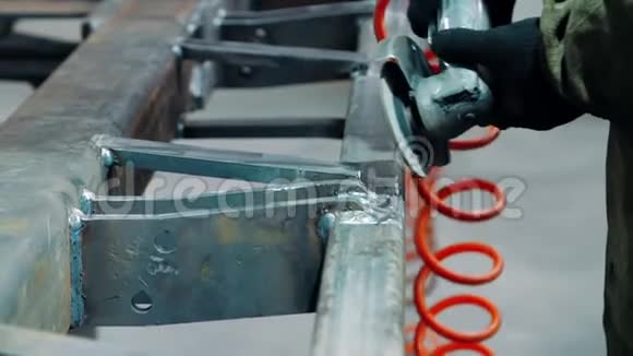 角磨机打磨金属结构的工人视频的预览图