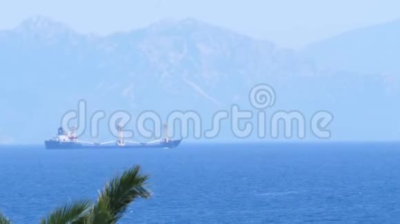 从棕榈树看船航行到土耳其海岸从希腊看风景视频的预览图