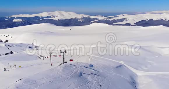 在明亮的冬天滑雪椅可以升降人们正在山上滑雪滑雪和滑雪板度假村SinaiaValeaSoa视频的预览图