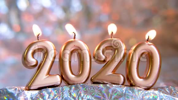 文字2020年金烛燃烧模糊的闪光银色背景圣诞快乐新年快乐选择性视频的预览图