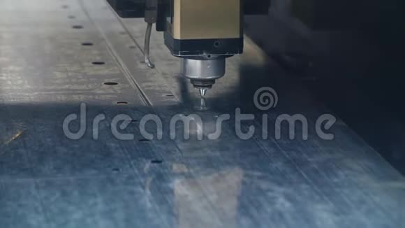 工业激光切割金属片上的孔现代精密设备视频的预览图
