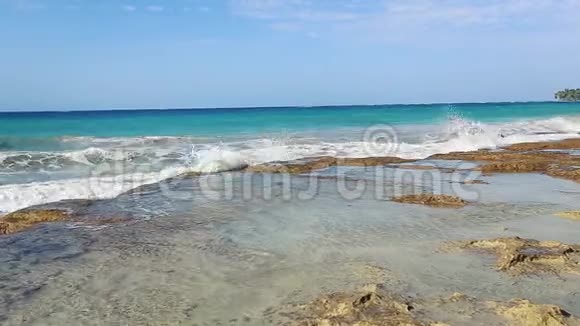 干净的岩石海滩蓝天和美丽的海浪视频的预览图