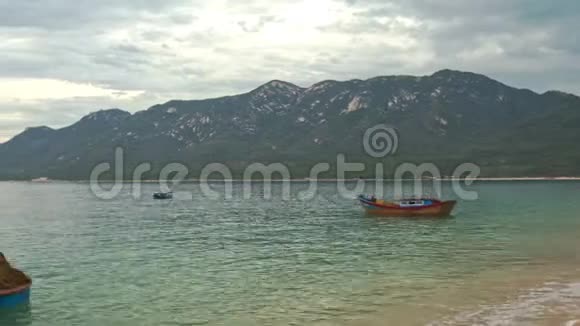越南蔚蓝海湾沙滩海浪小船视频的预览图