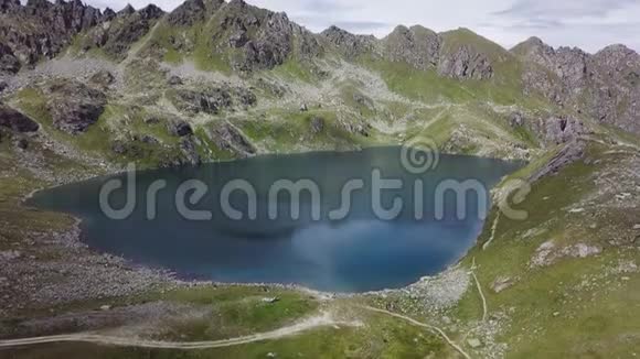 夏季瑞士维比尔的沃克斯湖空中飞行视频的预览图