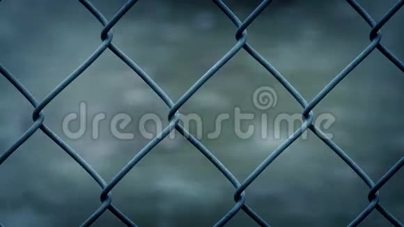 雨幕中的电线围栏视频的预览图