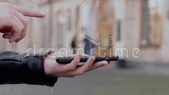 男性手秀智能手机概念HUD全息CRM系统视频的预览图