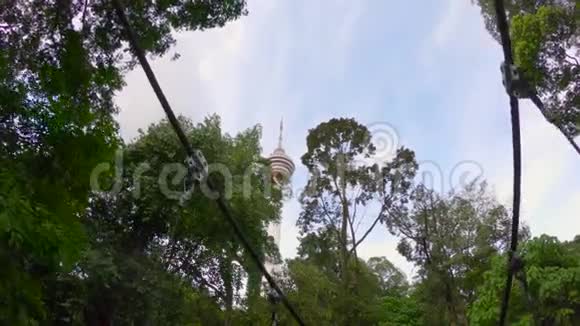 从梅纳拉塔上吉隆坡生态公园的吊桥可以看到视频的预览图