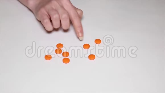 玩药丸的女孩橙色药片视频的预览图
