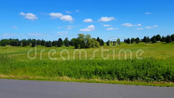 美丽茂盛的高尔夫球场叶子的相机盘夏日草地配有高尔夫球车和高尔夫球车视频的预览图