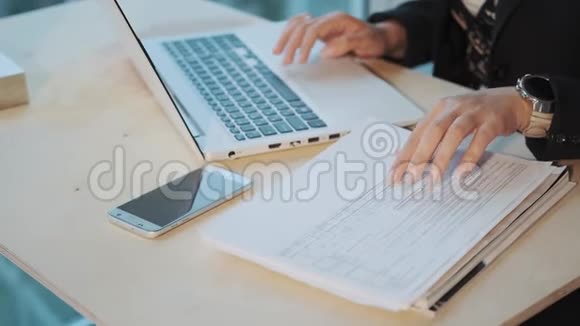 一位年轻商务女性在现代办公室电脑工作的特写照片视频的预览图