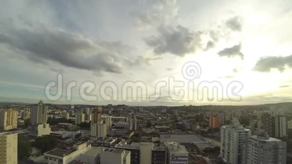 城市的日出时间视频的预览图