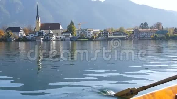 一幅宁静的画一艘木船船上有桨漂浮在美丽的提格尔尼湖上以高山为背景视频的预览图