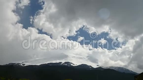 在一座白雪覆盖的山上沉睡的埃尔布鲁斯的漩涡云沉睡的埃尔布鲁斯火山北高加索俄罗斯攀登视频的预览图