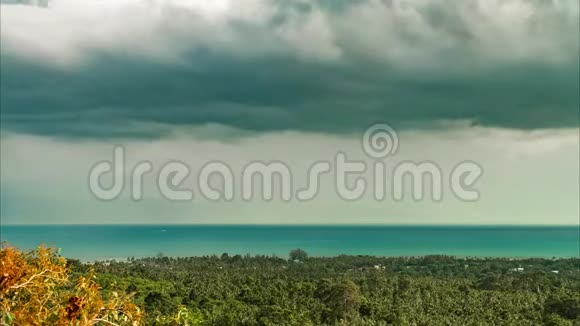 海上雨云的时间图泰国热带岛屿景观视频的预览图